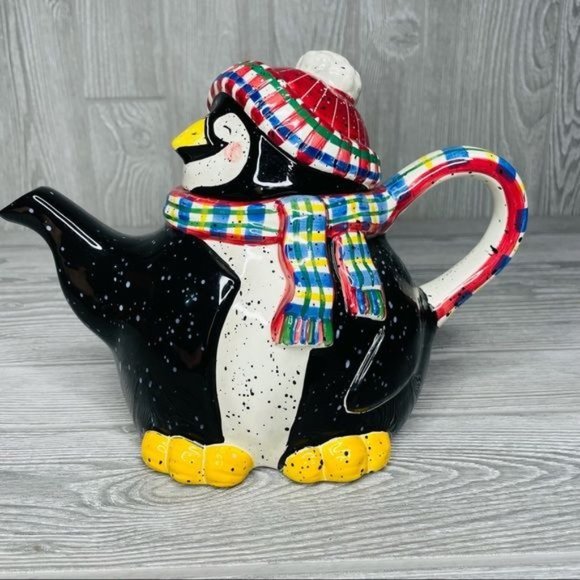Julie Ueland penguin Christmas tea pot with scarf - Picture 3 of 7